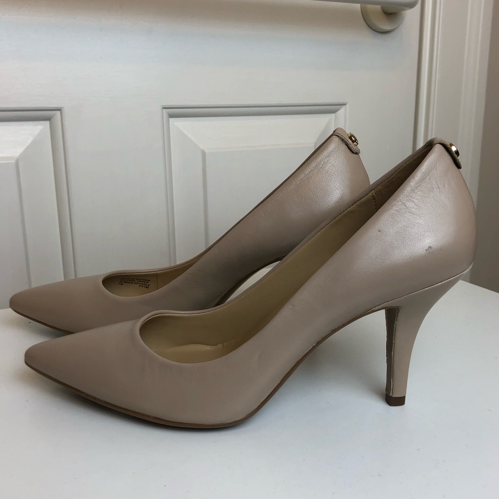 *NWT* MICHAEL KORS LEATHER PUMP - BEIGE